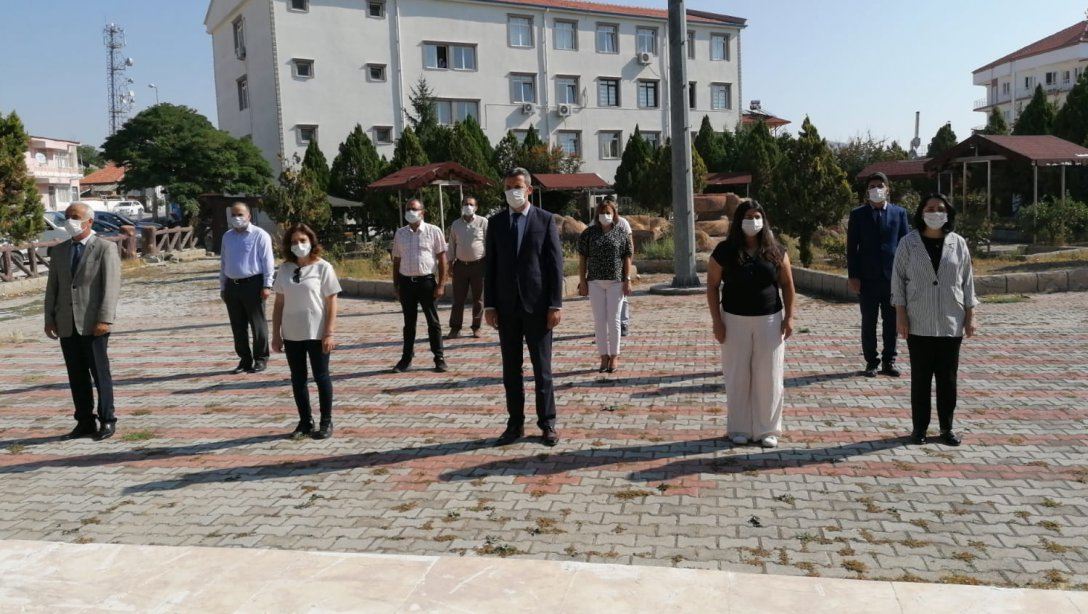 İlköğretim Haftası dolayısıyla Atatürk Anıtı'nda tören düzenlendi.